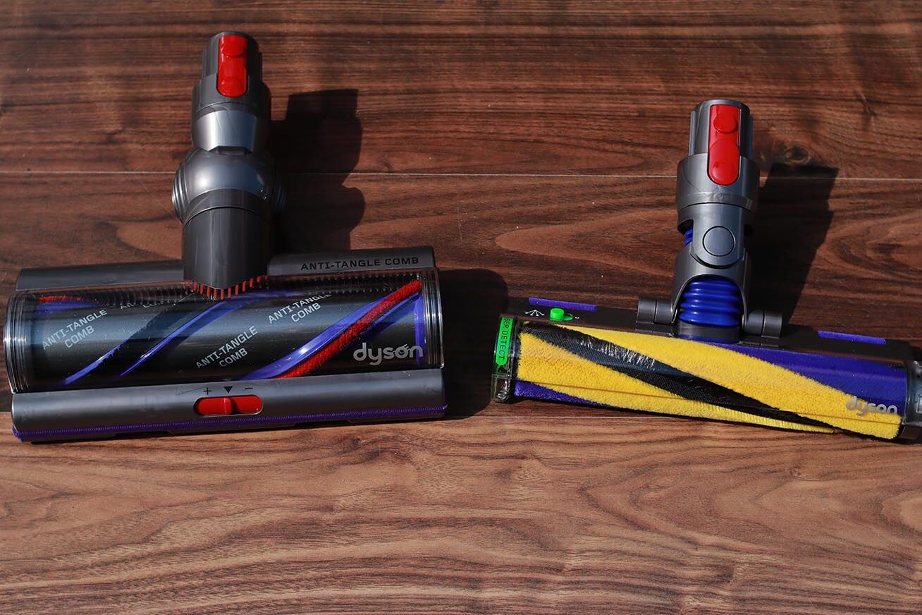 Die Fluffy Bürste und die Teppichdüse nebeneinander